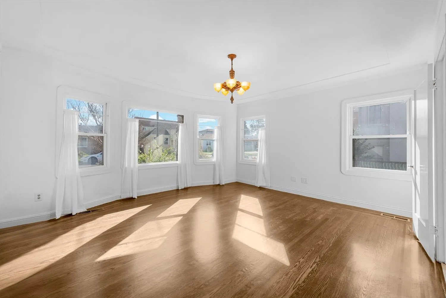 645 35th St — Photo 3