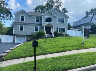 4 Geoffrey Ln, Kings Park, NY 11754