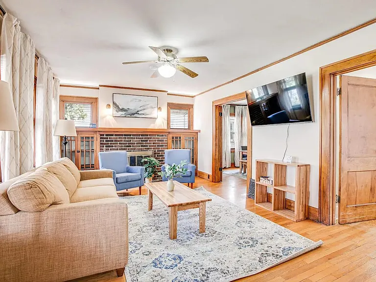 1033 Riverside Dr — Photo 2