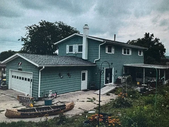 705 S 2nd St, La Crescent, MN 55947