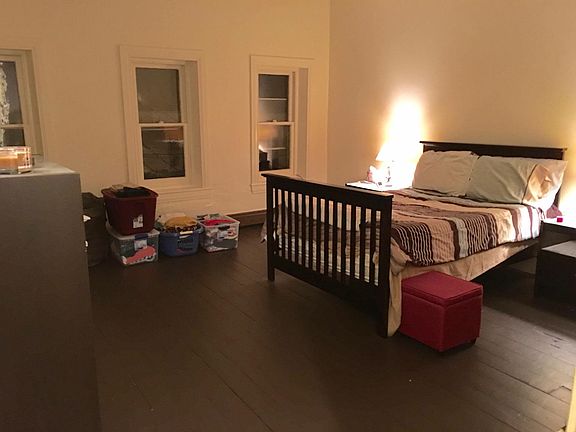 Bedroom (different angle)