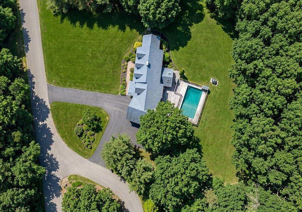 1st image of 6 Stone Ridge Drive