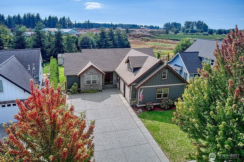2nd image of 821 Red Maple Loop