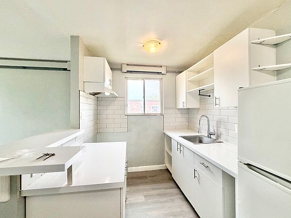 5th image of 104 King Edward Ave #0