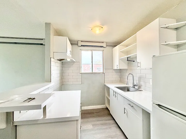 104 King Edward Ave — Photo 5