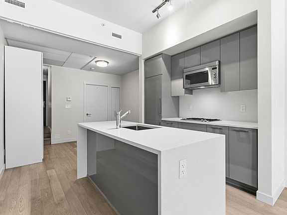 5th image of 4488 Cambie St #104