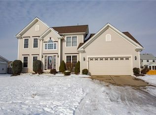 49 Sunset Creek Dr, West Seneca, NY 14224