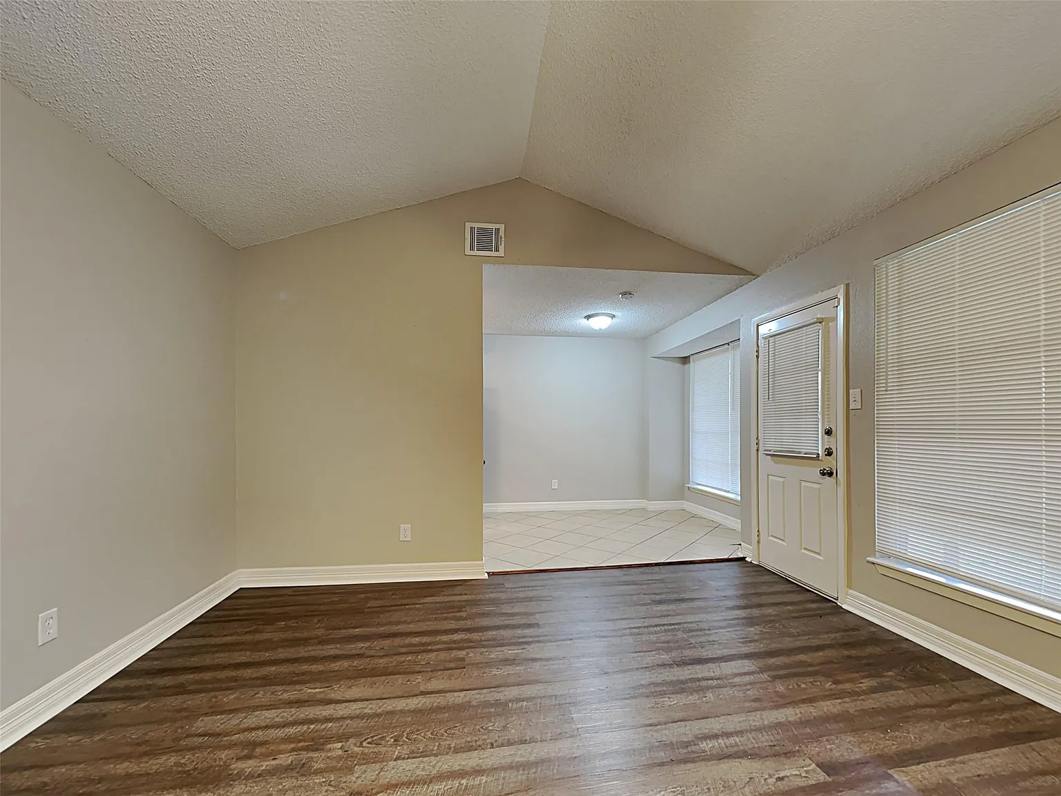 3 bed, 2.0 bath, 1342 sqft, $1,650 — Photo 3