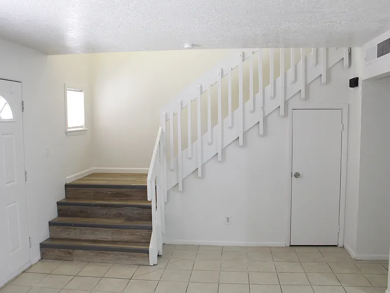 1300 SF 2 Bed / 2 Bath Town Home Apartments Next To Lafayette Park! — Photo 12