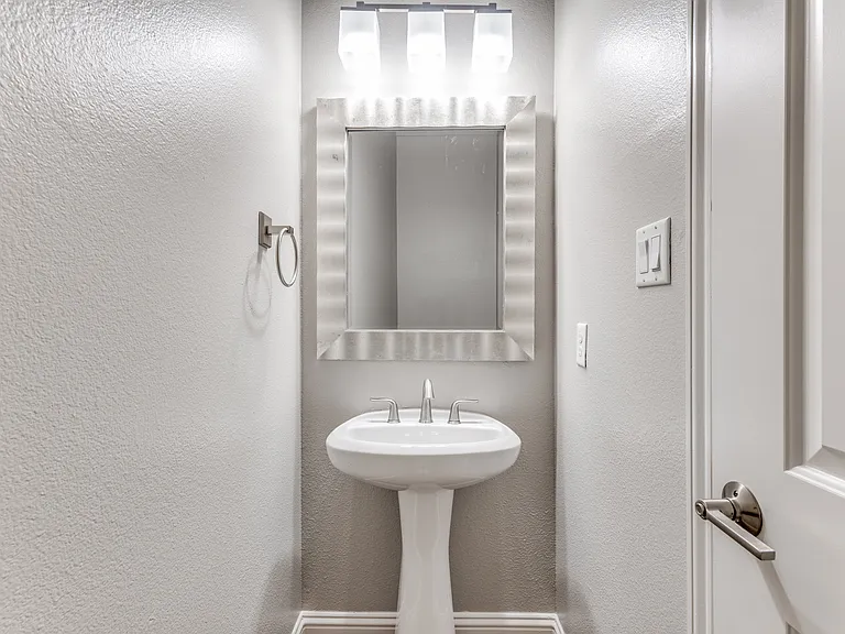 3141 Greene | Luxurious 5 bedroom home 1 block from TCU Campus | Powder Room