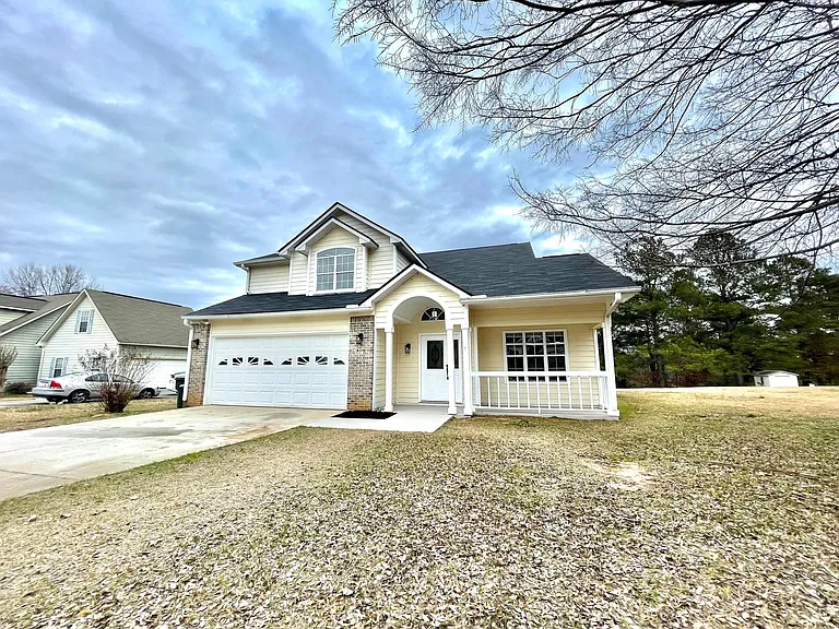 304 Greenview Ct — Photo 2