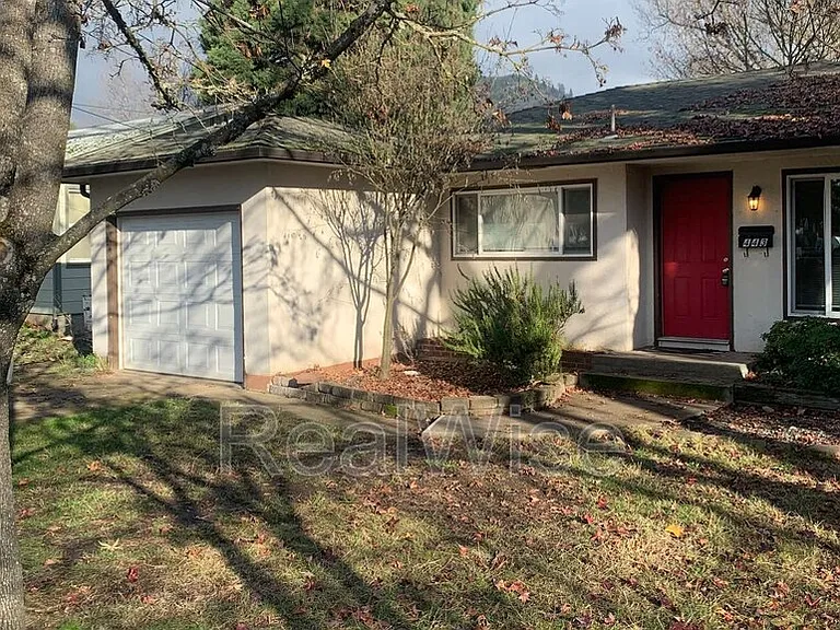 443 NE Baker Dr — Photo 2