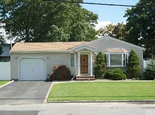 208 Oak Neck Rd, West Islip, NY 11795