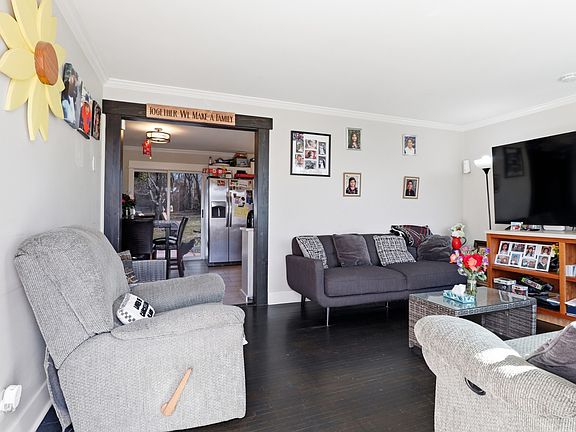 3rd image of 886 Reeves Rd