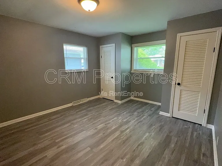 3413 N Milton St — Photo 16