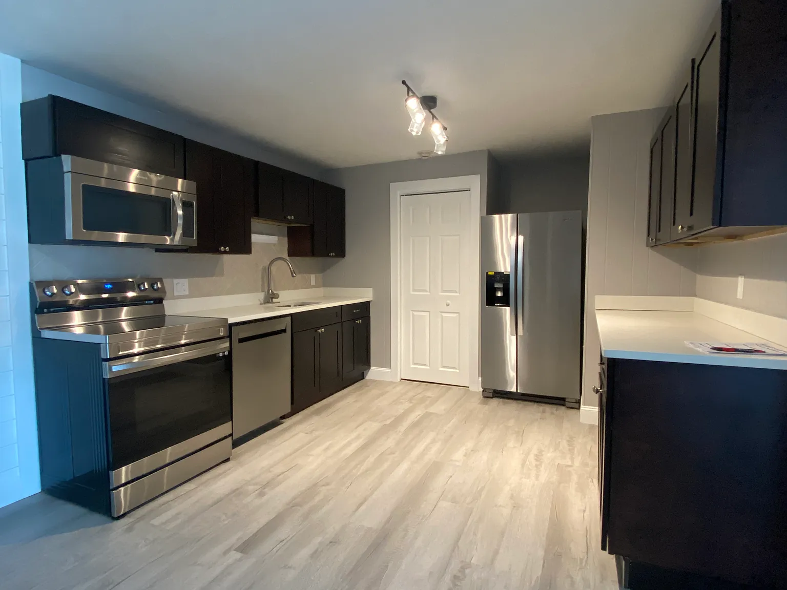1 bed, 870 sqft, $1,700 — Photo 2