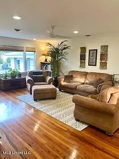 3 bed, 1.5 bath, 1612 sqft, $1,875 — Photo 4