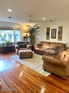4th image of 308 Live Oak St