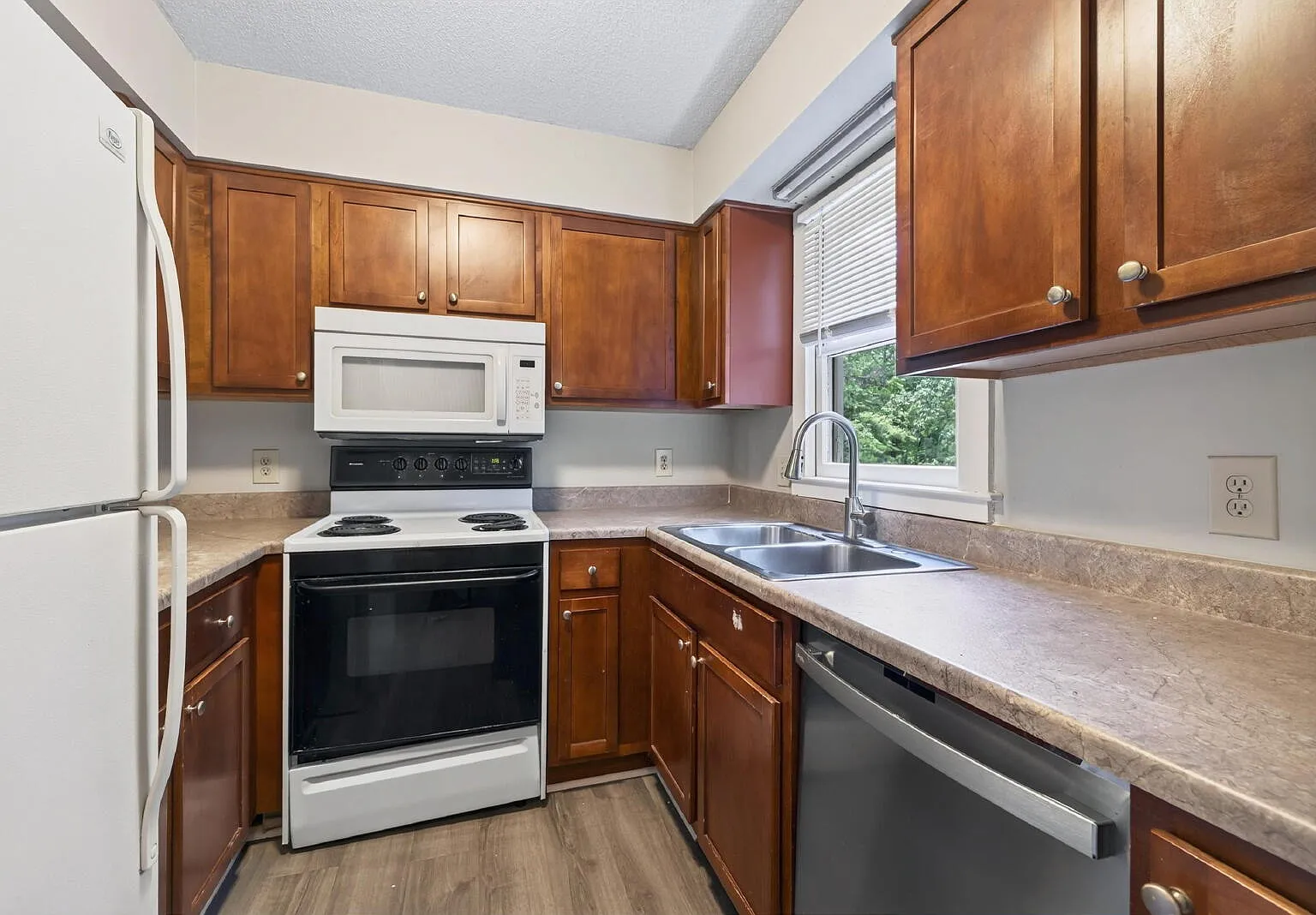 2 bed, 1.5 bath, 992 sqft, $1,395 — Photo 4
