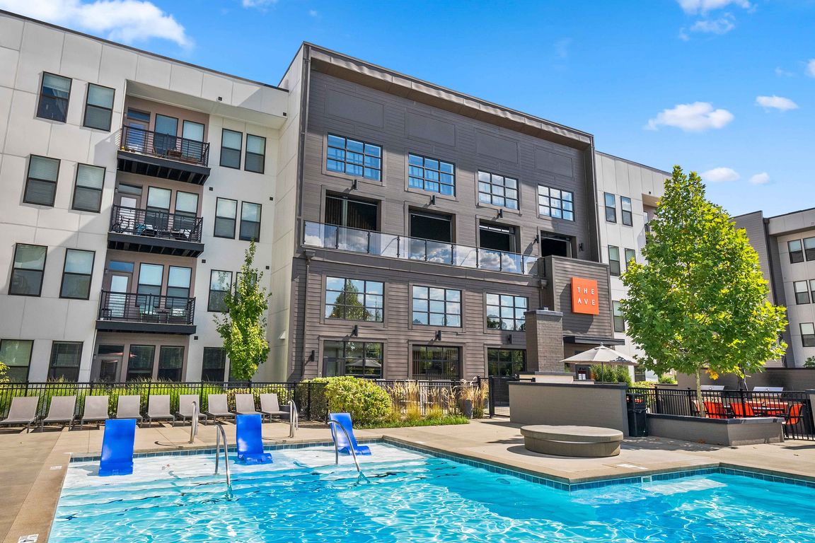 the-ave-apartments-clintonville-amenities-pool