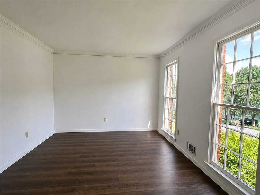 3 bed, 2.5 bath, 2000 sqft, $1,950 — Photo 2