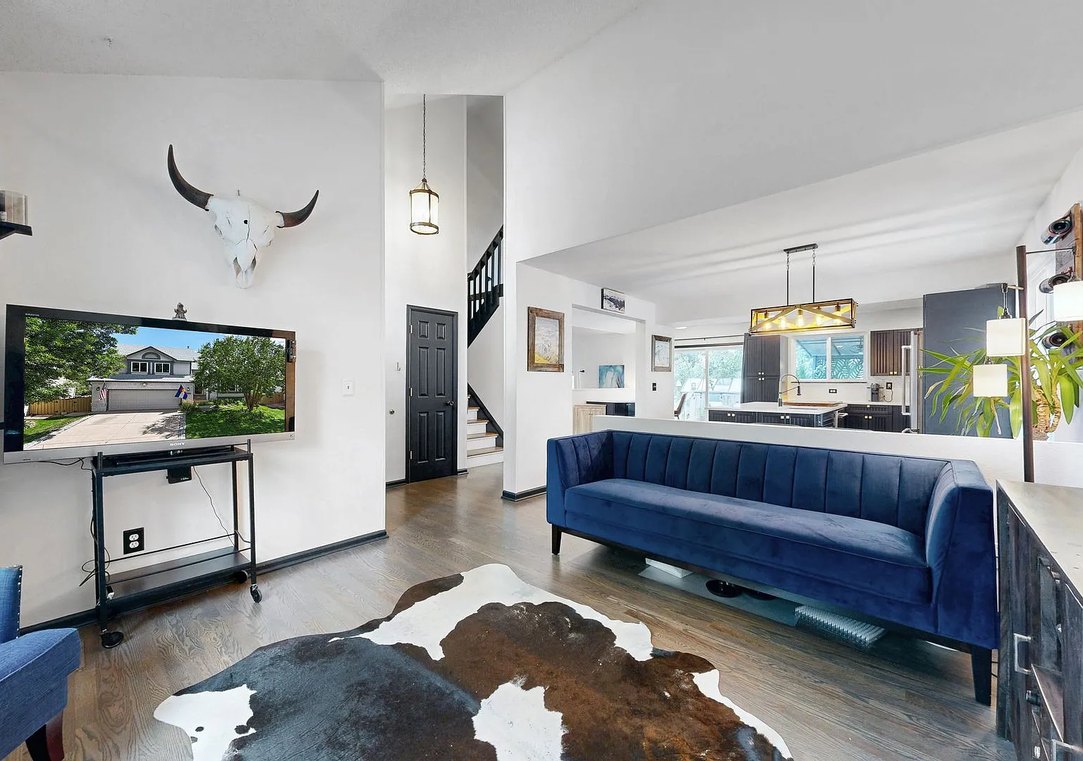 Stunning 3 bed/2 bath home with lush gardens — Photo 4