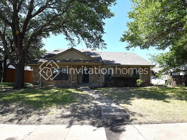 421 Kingsbridge Dr — Photo 1