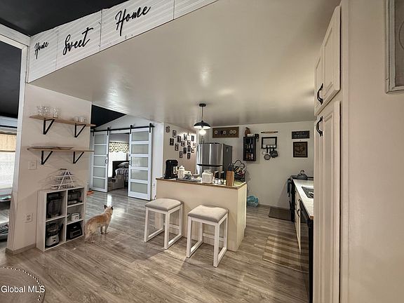 2nd image of 1073 Middleline