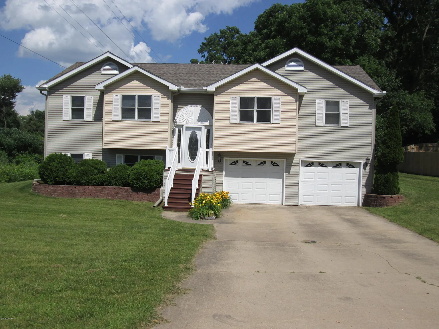 300 Goldenview Dr photo 1