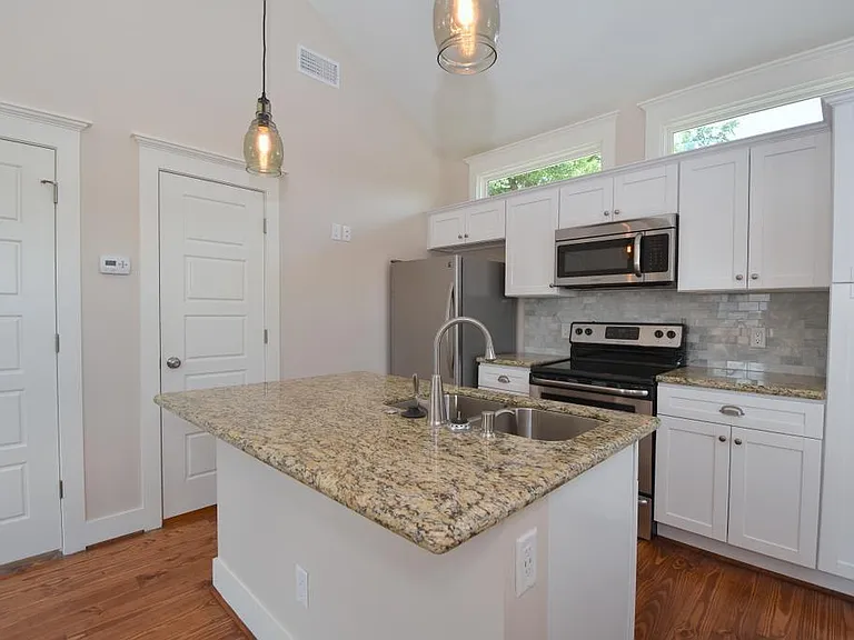 119 E 26th A Houston #A — Photo 8