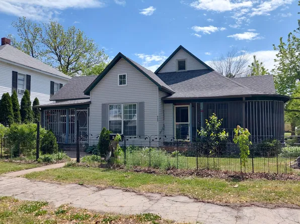 222 W Pleasant Street, Aurora, MO 65605