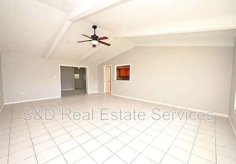907 Swann Dr — Photo 3