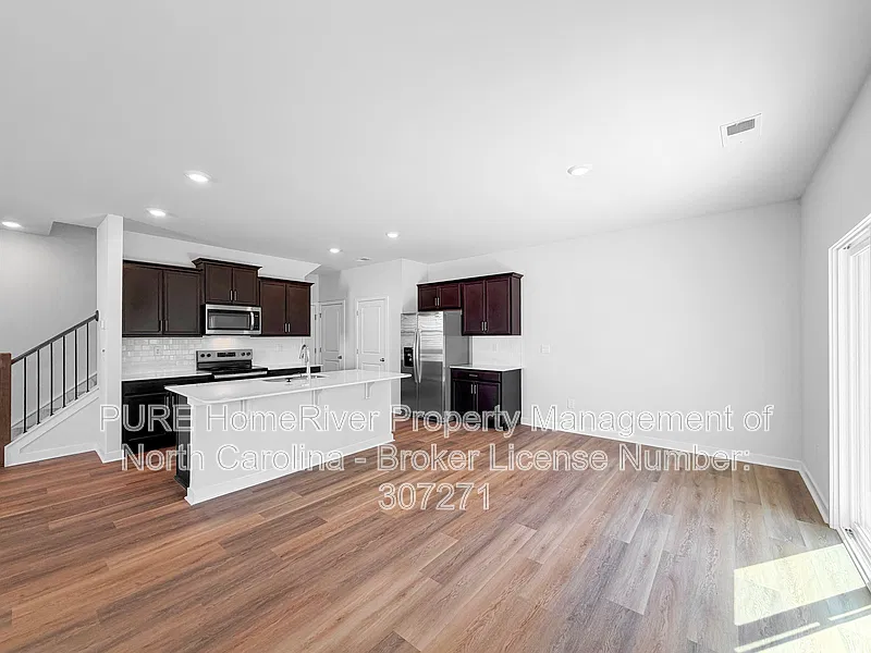 4 bed, 2.5 bath, 1927 sqft, $2,140 — Photo 4