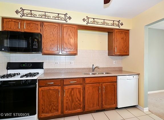 3rd image of 1790 Grosvenor Cir Unit B