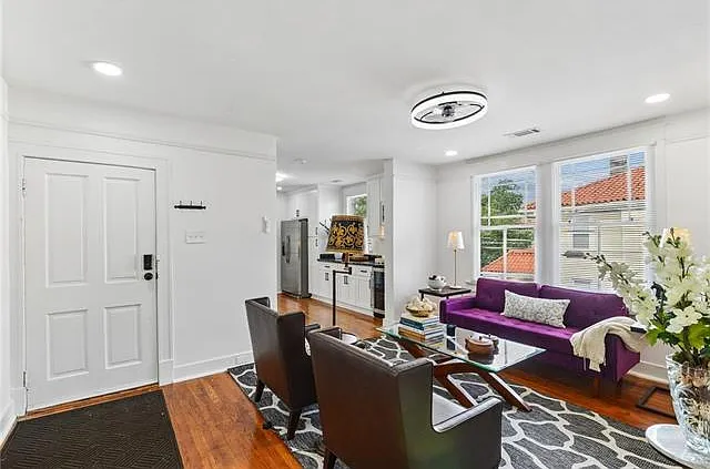 5535 Willow St — Photo 2
