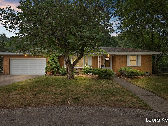 2nd image of 1826 Orchard Ln NE