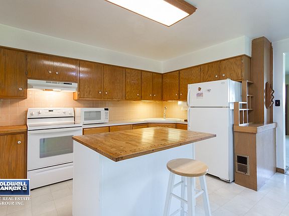 Kitchen Has Island