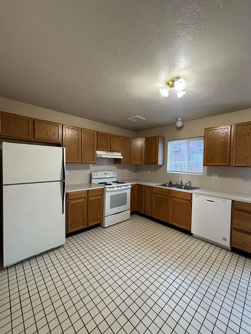 210 W Chubbuck # 5-8 — Photo 4