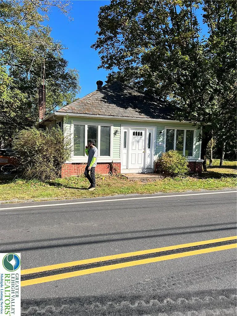 3 bed, 1.0 bath, 1300 sqft, $1,899 — Photo 1
