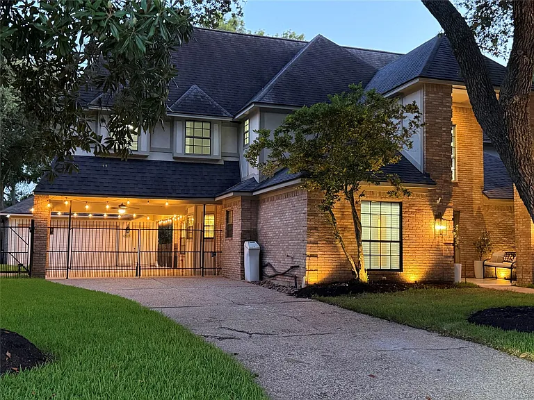 1715 Country Squire Dr — Photo 2