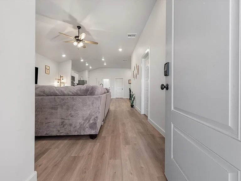 2133 Langford Ave — Photo 4