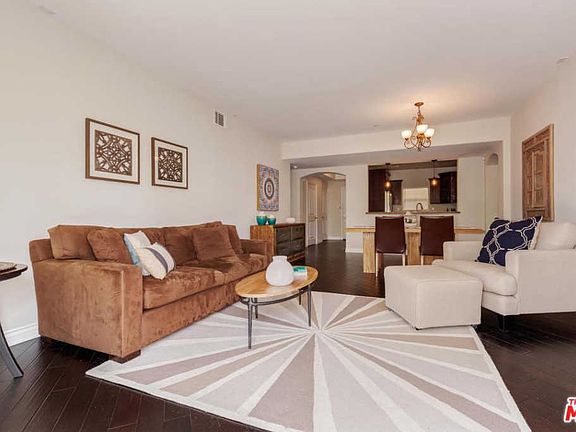 5th image of 13200 Moorpark St APT 304