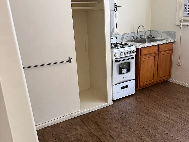 1123 E Pasadena St — Photo 5