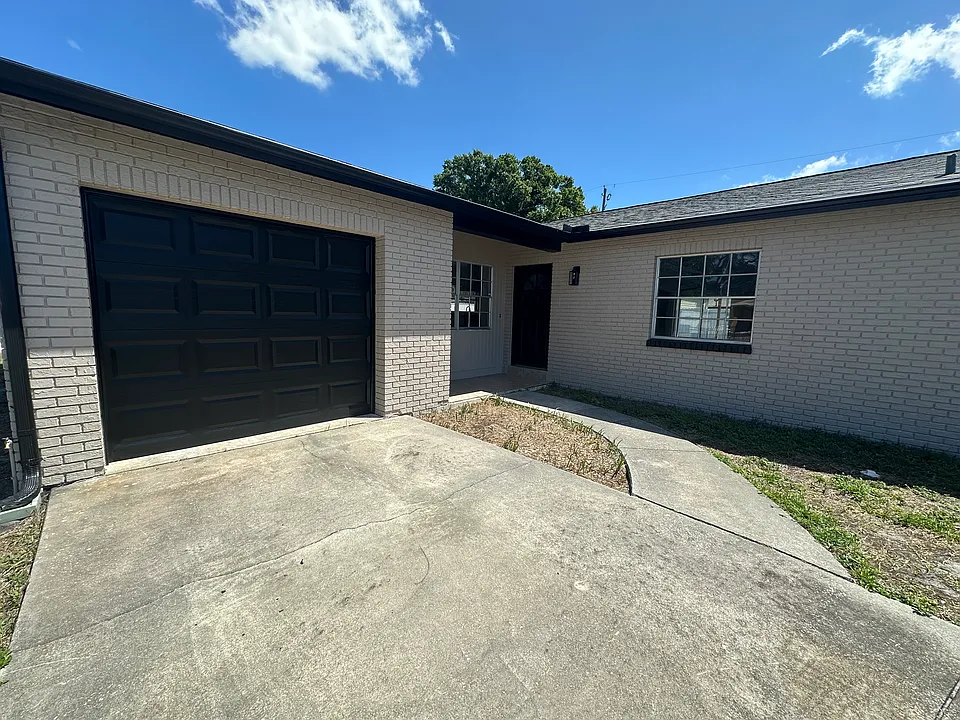 6415 Cresthill Dr