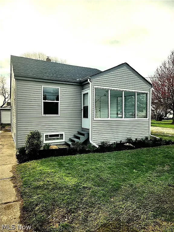 3-Bedroom Single-Family Home with Detached Garage in Lorain (Welcome Section 8) — Photo 1