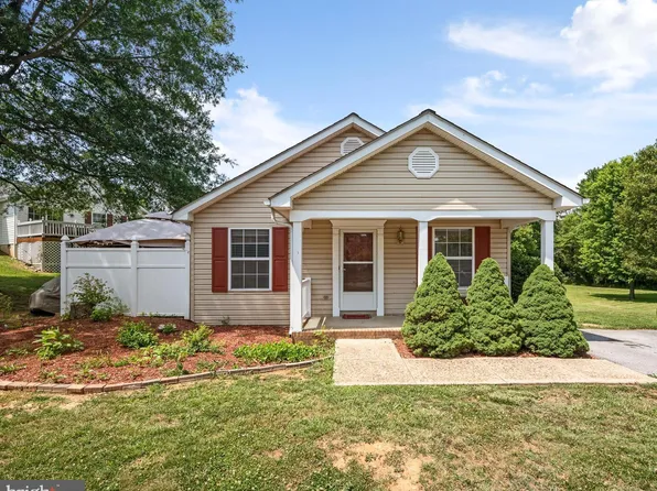 105 Candlewick Ct, Martinsburg, WV 25401