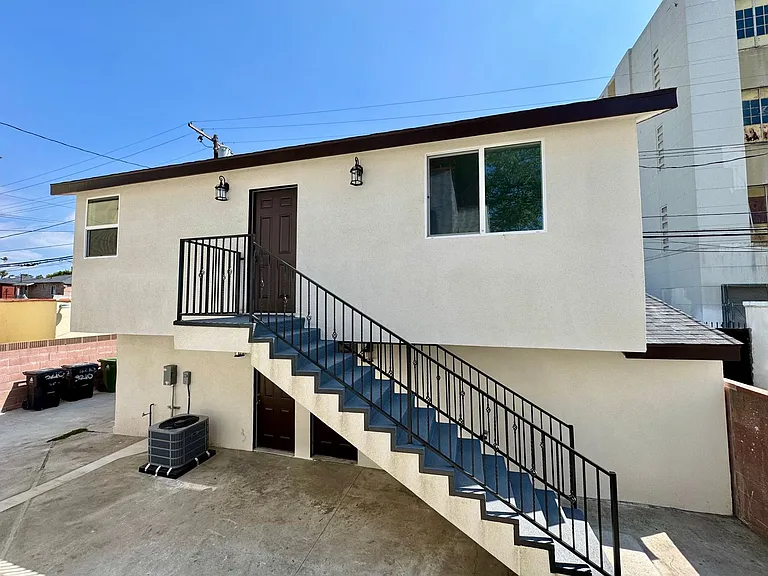 All New Large Home like ADU in the Leimert Park area — Photo 2