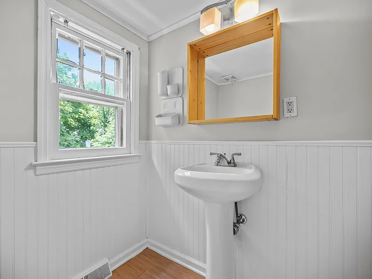 4 Thurston Ave — Photo 21