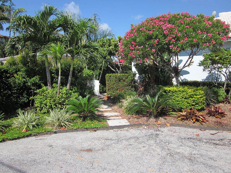 1st image of 130 Venetian Dr