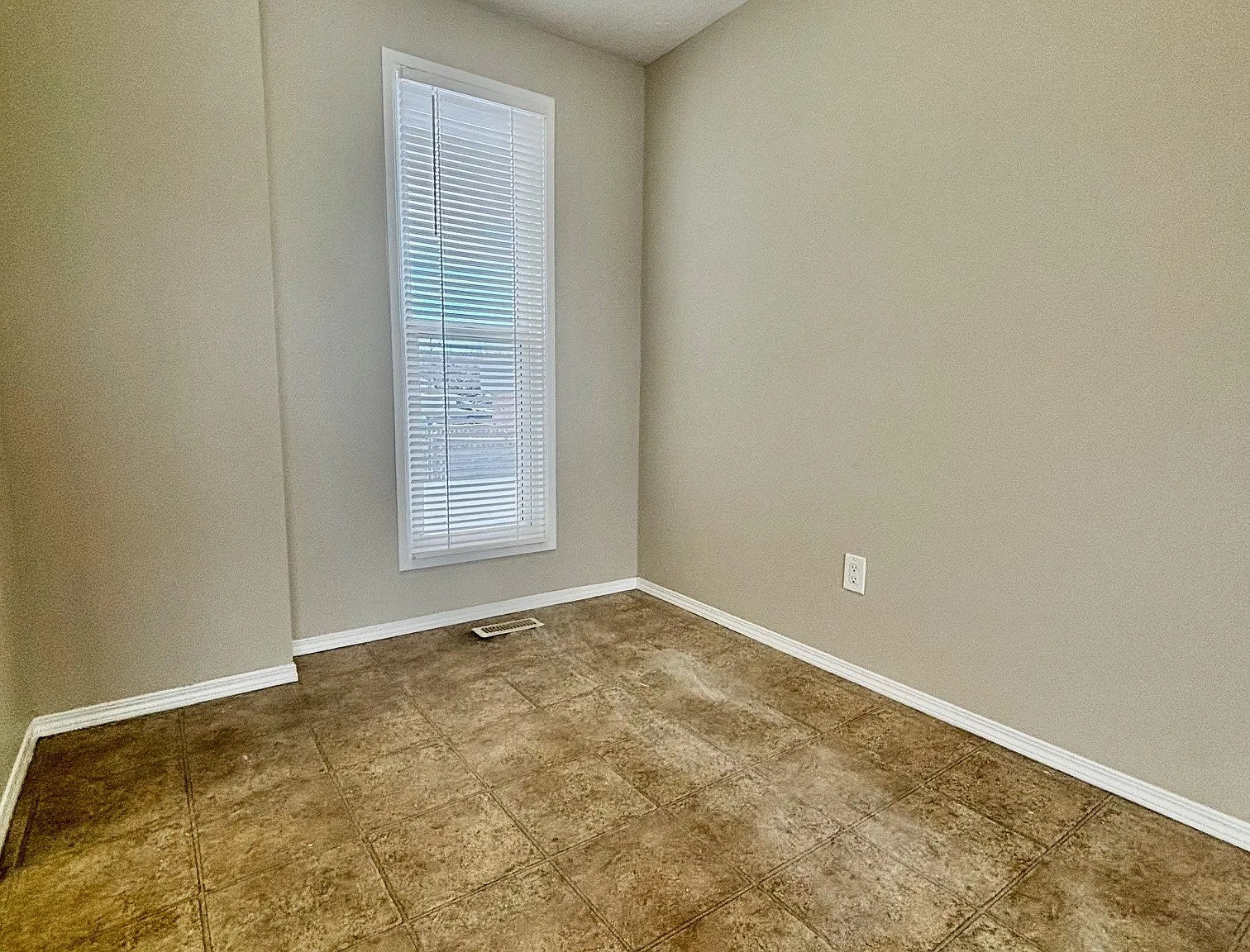 Spacious 2 Bedroom + 2 Bathroom Home in Desirable Bowness — Photo 2